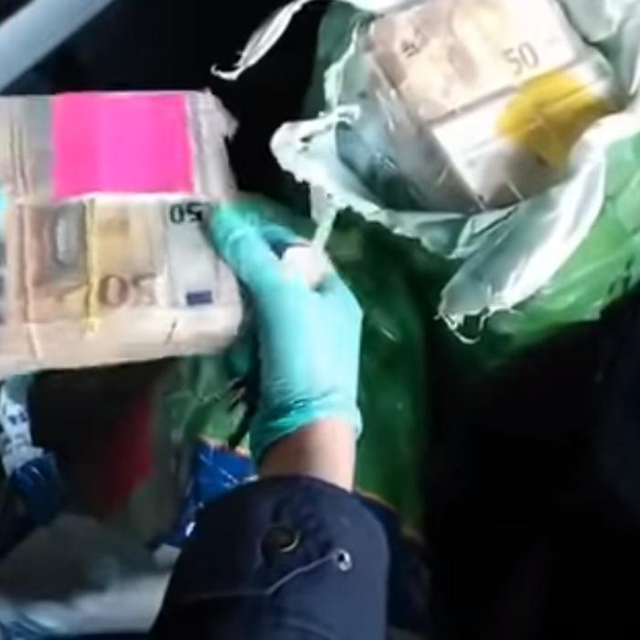 Un șofer român de camion, prins cu saci de bani. Sumă uriașă (VIDEO)