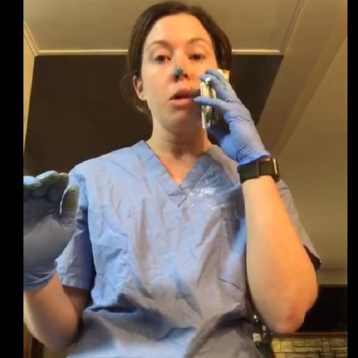O asistentă demonstrează cum purtarea mănușilor duce la contaminare încrucișată cu bacterii (VIDEO)
