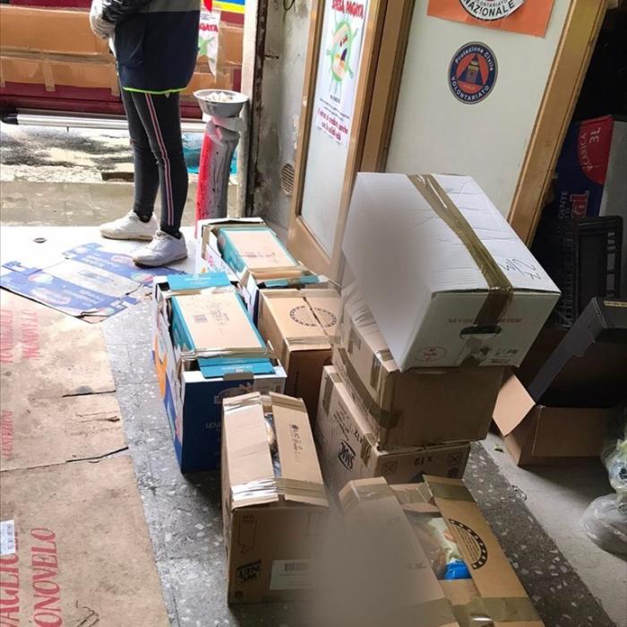 Doi români din Italia au donat o dubă plină de alimente pentru cei nevoiași - FOTO