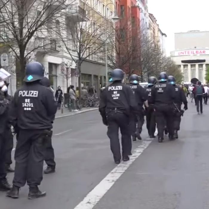 Germania. Proteste la Berlin şi Stuttgart împotriva restricțiilor. Poliția a intervenit în forță (VIDEO)