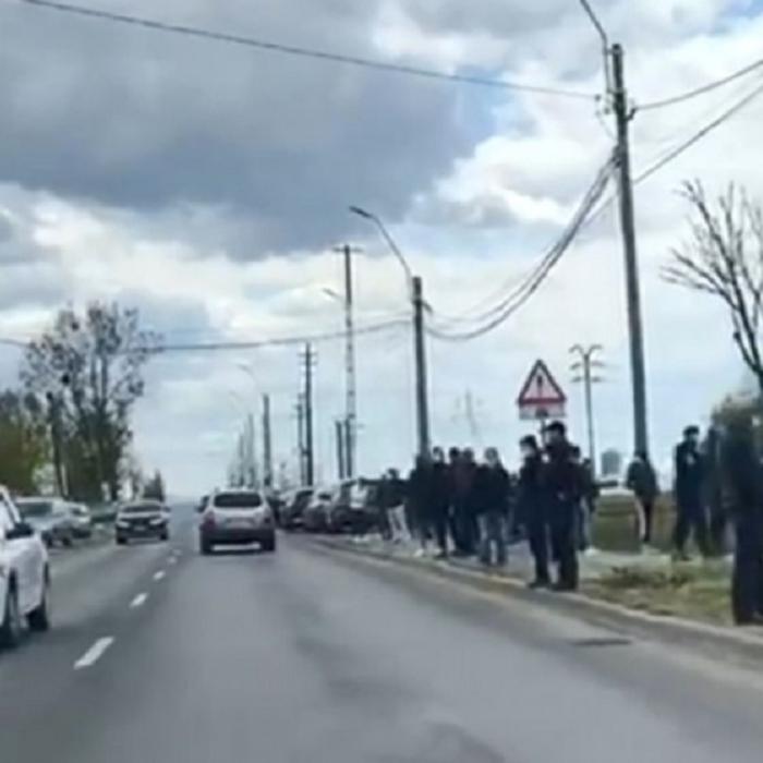 Înmormântare cu sute de oameni, într-un cimitir privat din România