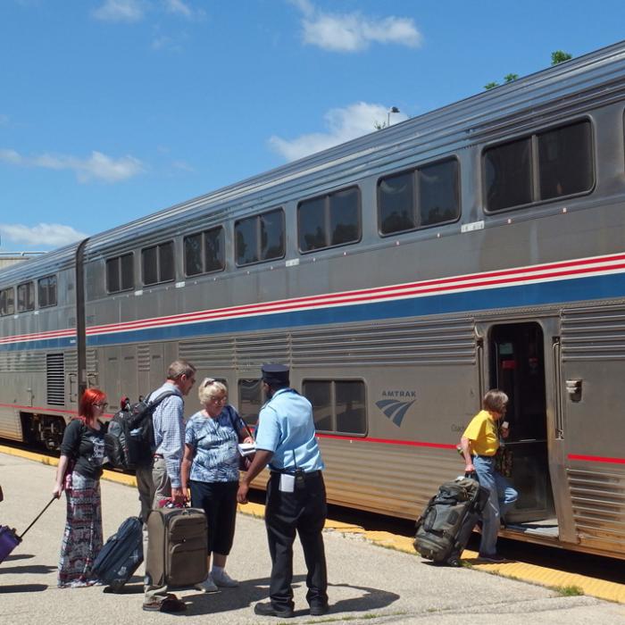 Îngrijitorii sociali români pot pleca în Austria. Miniştrii din ambele ţări au bătut palma pentru un coridor feroviar România-Austria şi retur