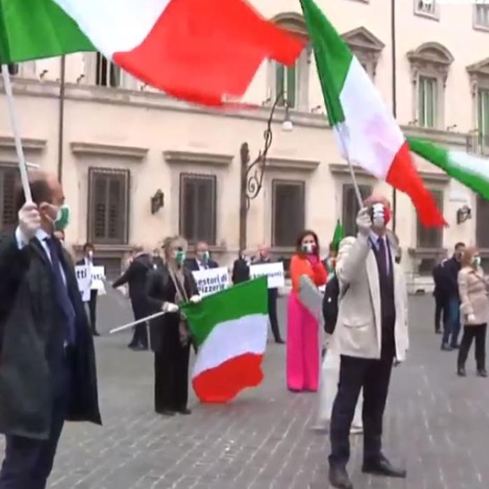 (VIDEO) Protest la Roma: „Suntem alături de cei care își pierd locurile de muncă“