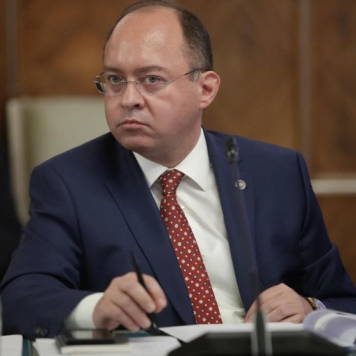 Bogdan Aurescu, sfat pentru românii care vor să muncească în străinătate: "Să fie atenţi când încheie contractele. Doar aşa MAE poate verifica dacă sunt respectate"