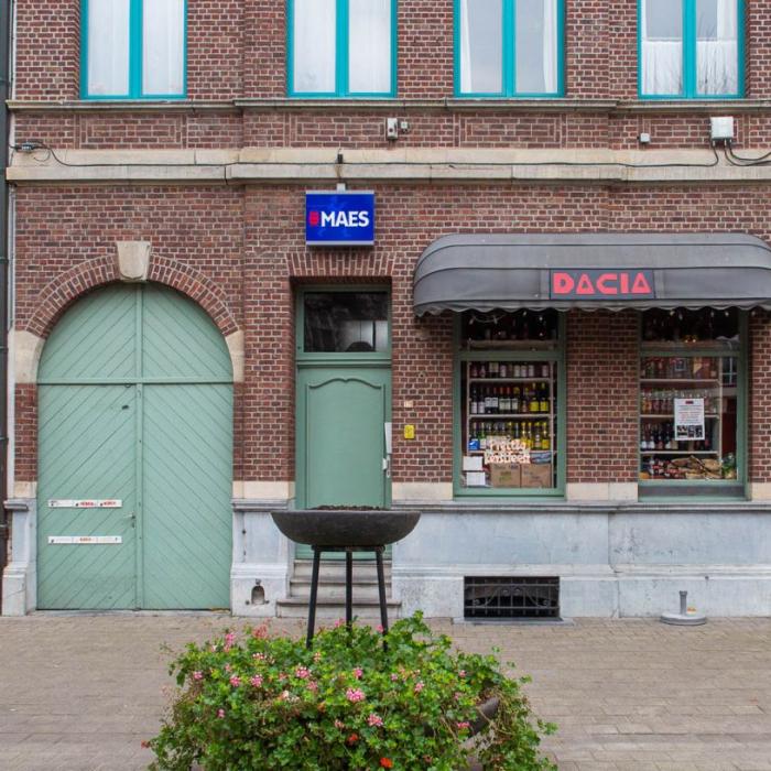 Belgia. Magazin românesc închis: Amendați de polițiști că se întâlneau să petreacă românește