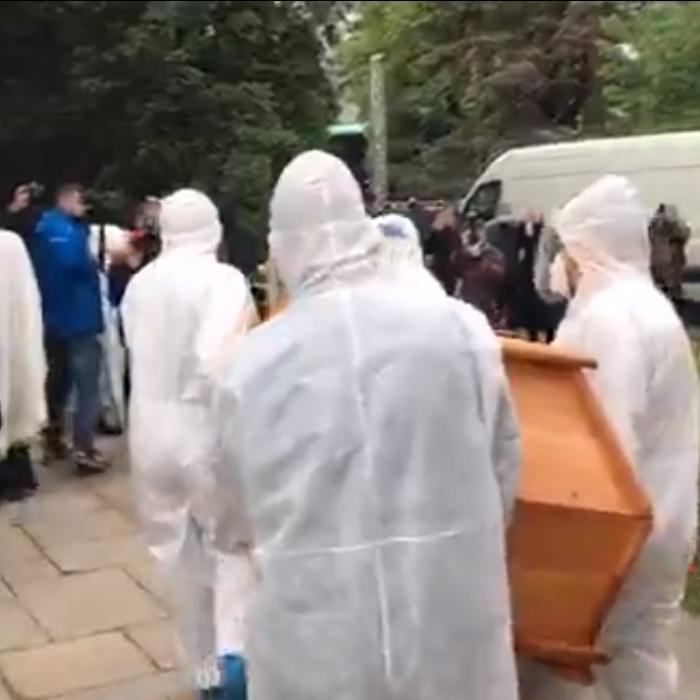 VIDEO. Îmbulzeală la sicriul Arhiepiscopului Pimen, în plină pandemie, când mulţi români nu şi-au putut vedea rudele bolnave sau decedate din cauza COVID-19