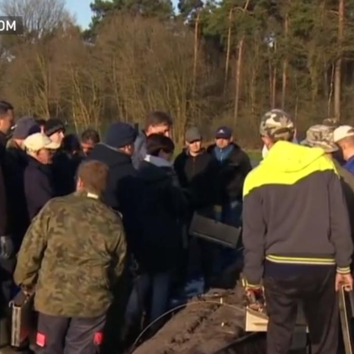 Presa germană: Culesul sparangelului, oprit. Muncitorii români, cazați în containere, lângă stația de epurare și cimitir