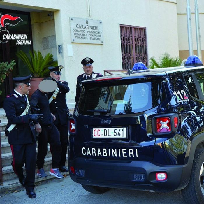Un italian a ajuns în cătușe după ce și-a bătut soția româncă în fața copilului lor