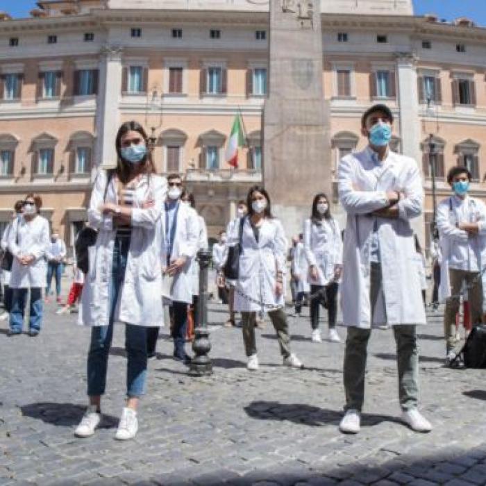 ITALIA. Mii de cadre sanitare au ieşit în stradă "Fără medici nu rămân decât miracolele”