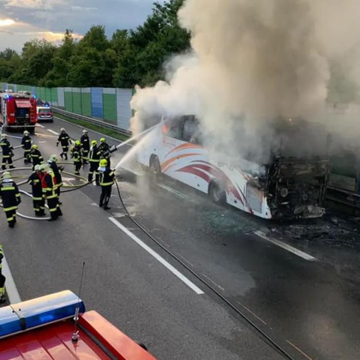 Austria. Autocar cu zeci de români a ars complet pe autostradă, în apropiere de Viena