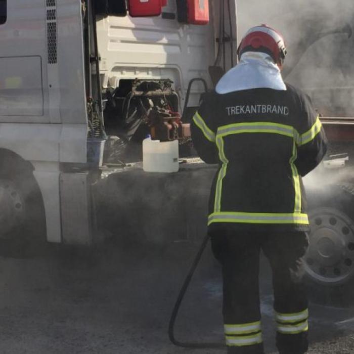 Danemarca. Clipe de groază pentru un şofer ROMÂN. Camionul pe care îl conducea a luat foc pe autostradă 