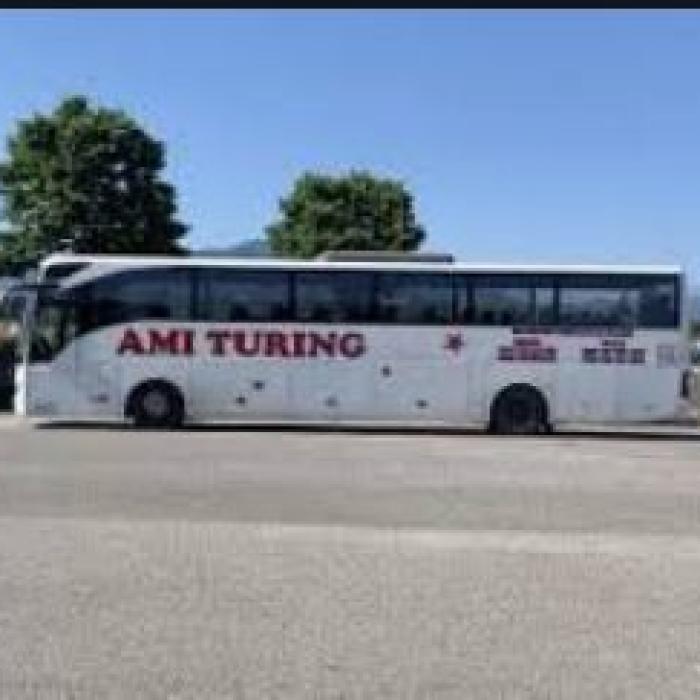 Italia. Autobuz ROMÂNESC, abandonat într-o parcare, timp de şase luni. Locuitorii din zonă, disperaţi. „Ar putea lua foc!“