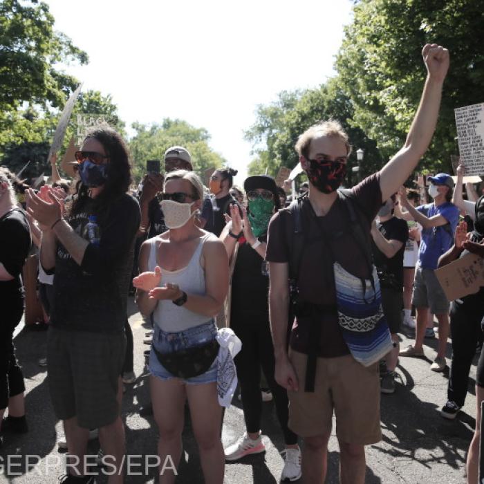 SUA. Substanţele chimice utilizate de poliţie împotriva protestatarilor pot răspândi COVID-19