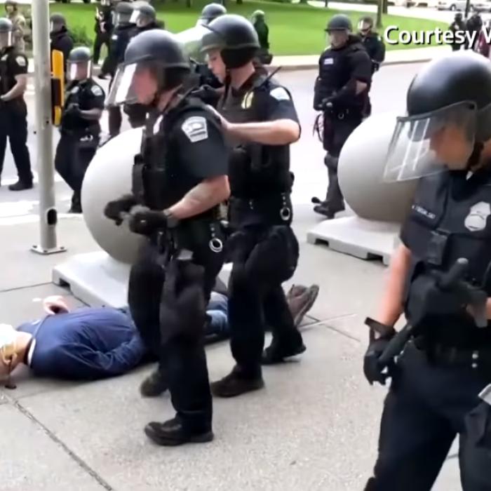 VIDEO. Noi imagini revoltătoare din SUA. Doi poliţişti, filmaţi cum trântesc la pământ un bărbat de 75 de ani