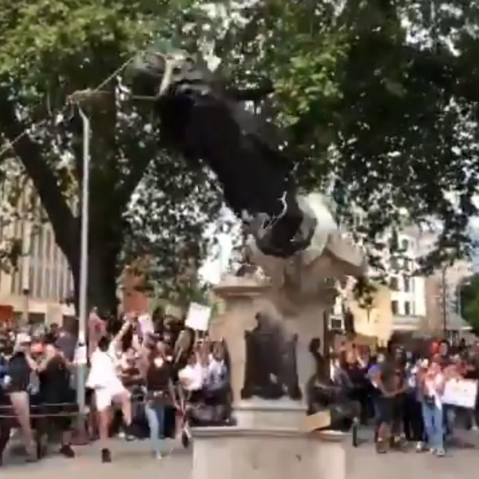 Proteste violente la Londra: Manifestanții au demolat o statuie celebră 
