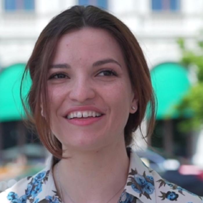 O româncă din Londra a străbătut 1.500 de kilometri, până în Suedia, pentru o tunsoare: „Sunt foarte norocoasă și fericită” (VIDEO)