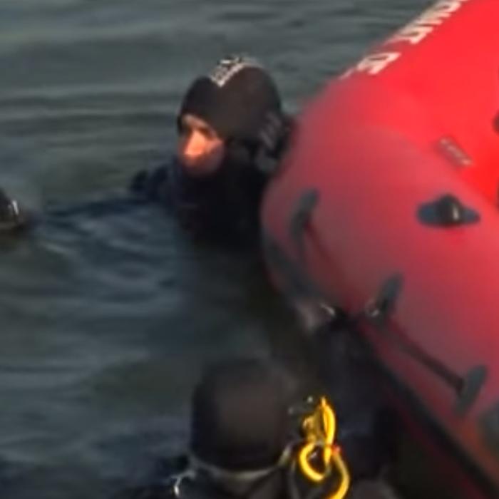 Doi ROMÂNI s-au răsturnat cu bicicletele într-un lac din judeţul Sibiu. Unul dintre ei este căutat de pompieri