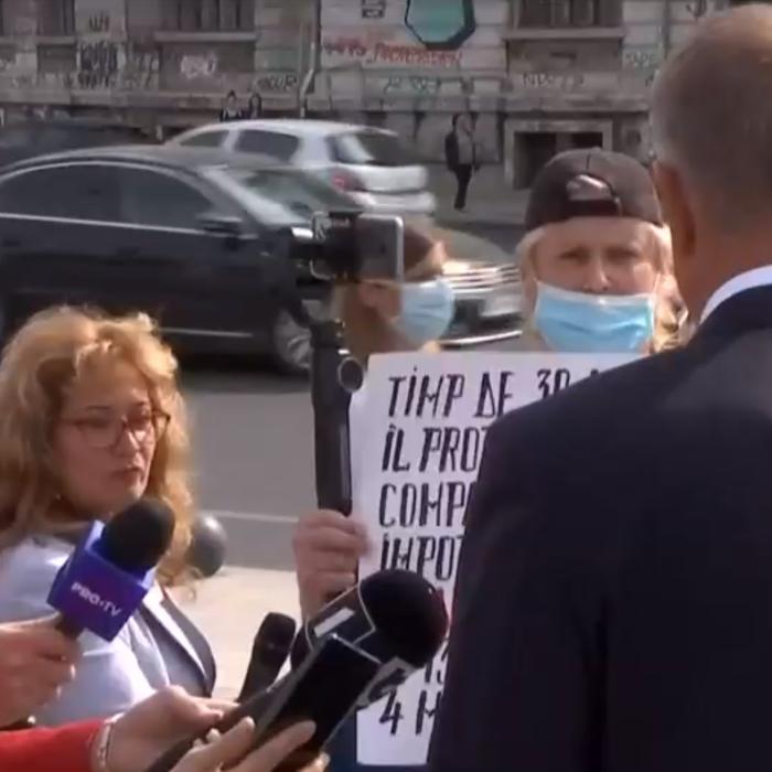 Klaus Iohannis, față în față cu Marian Ceaușescu: „Luați acest afiș! Fiți mai dur!” (VIDEO)