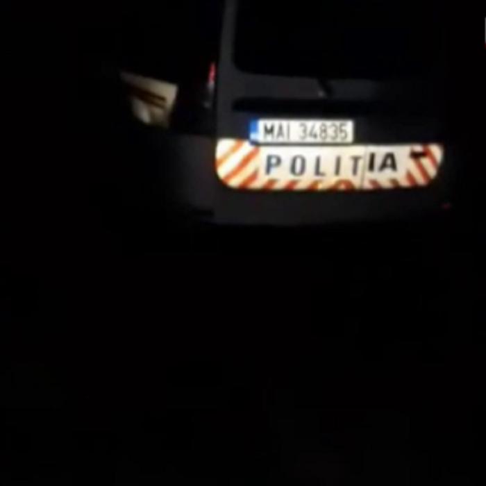 Imagini revoltătoare în România: Un polițist, filmat în timp ce dormea, iar colegul făcea sex (VIDEO)