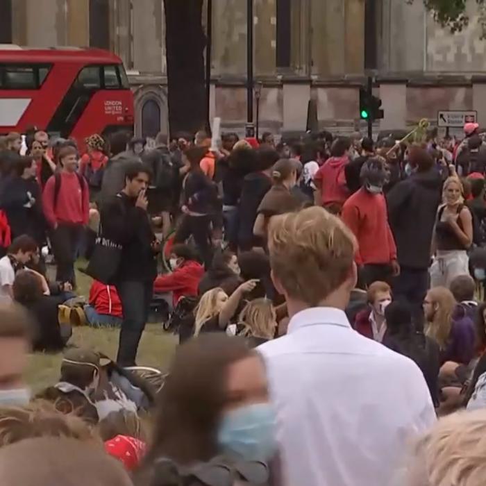 Marea Britanie. SUTE de manifestanţi ARESTAŢI după protestele antirasiste la Londra