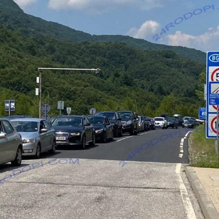 Update. Românii stau la cozi infernale să intre în Grecia. Vama Makaza din Bulgaria e blocată (video)
