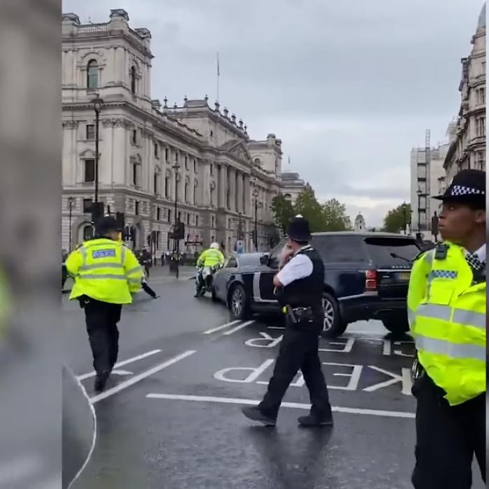 Maşina premierului britanic Boris Johnson, implicată într-un ACCIDENT. Totul a fost filmat în DIRECT - VIDEO