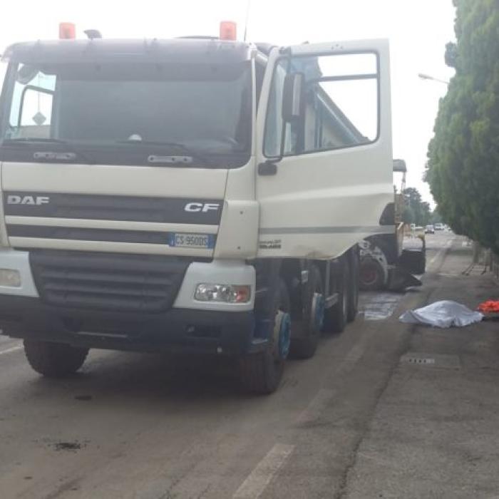 Italia: Muncitor român mort după ce a fost strivit de un utilaj care asfalta drumul