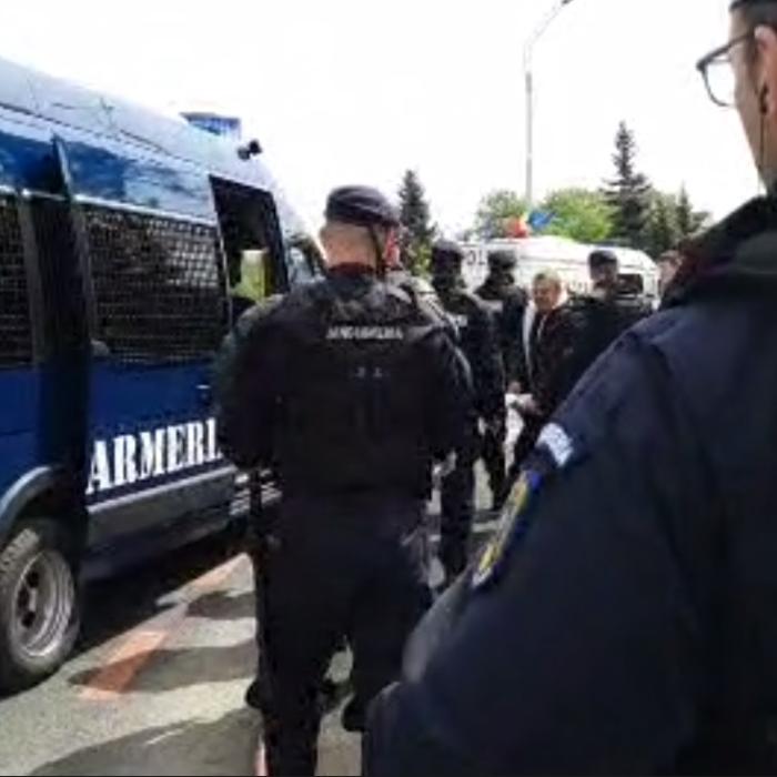 Doi jandarmi răniţi într-un accident. Au încercat o manevră riscantă în trafic