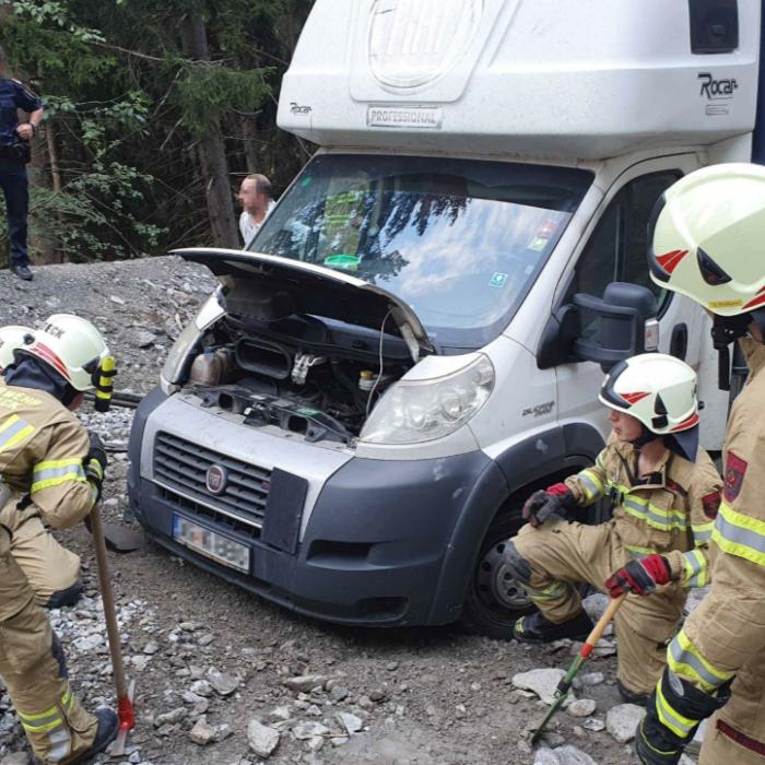 Un șofer român care transporta colete s-a RĂTĂCIT pe munte în Austria, în timp ce căuta o scurtătură spre Italia