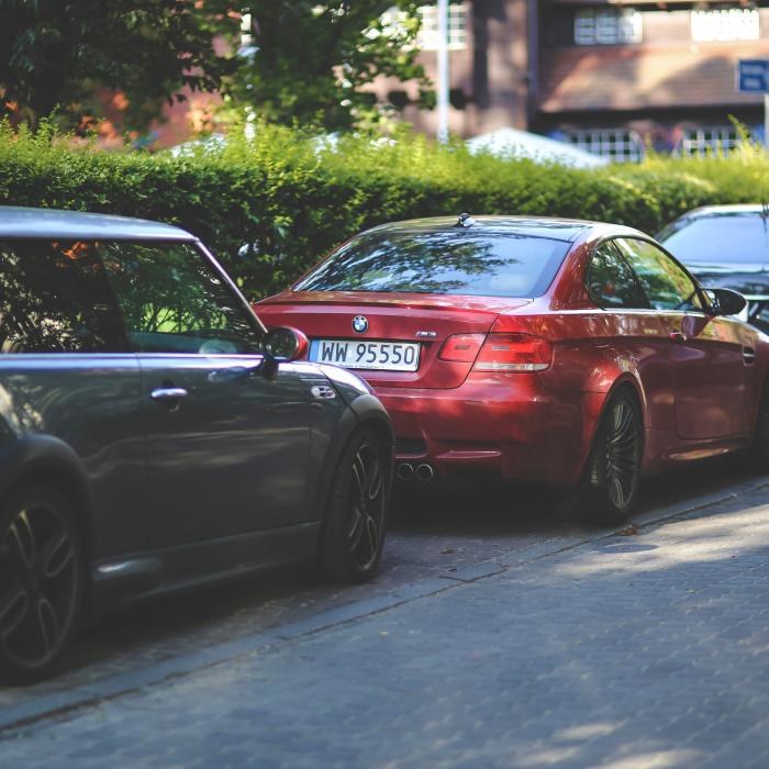 Ce se întâmplă cu vehiculele "fără stăpân" şi cele înmatriculate în străinătate. Legea, promulgată de preşedintele Klaus Iohannis