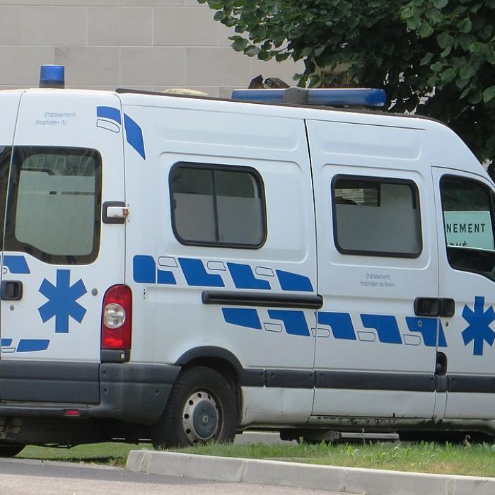 Franța. Un român a furat o ambulanță și a fugit cu ea