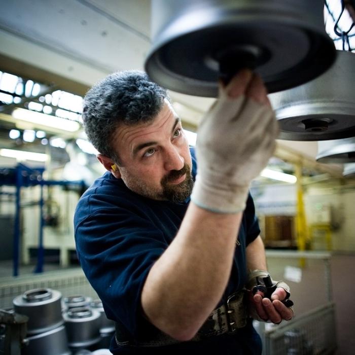 Ford anunță că dă AFARĂ angajați de la fabrica din România