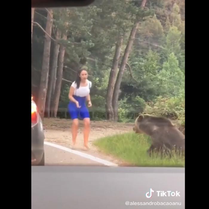 Video viral: Româncă atacată de urs. Voia să facă un selfie cu el