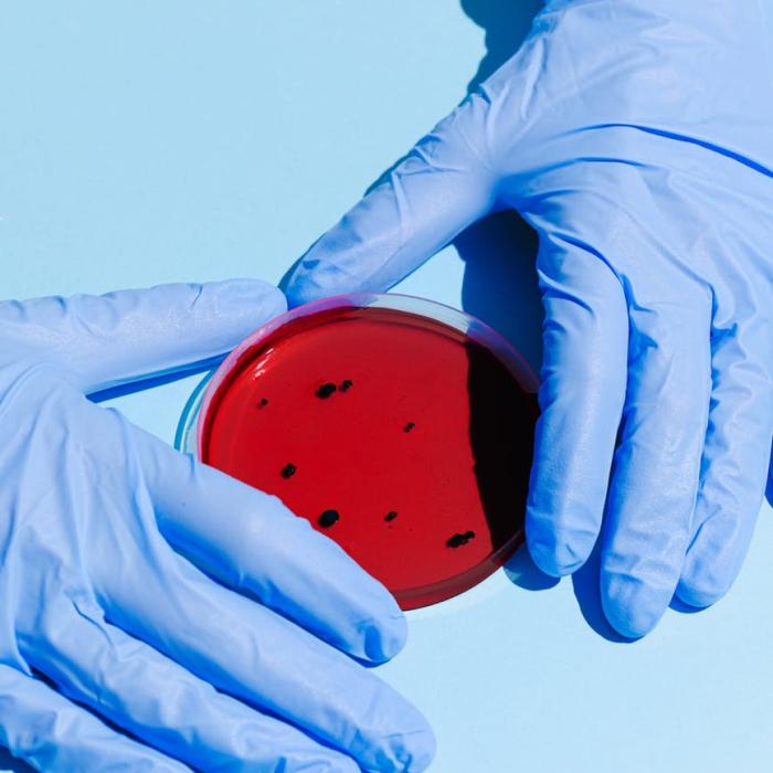 Noul coronavirus circulă prin aer spun peste 200 de specialişti, care solicită OMS modificarea recomandărilor