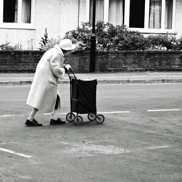  260.000 de pensionari români vor primi tichete de masă electronice. Condițiile de acordare