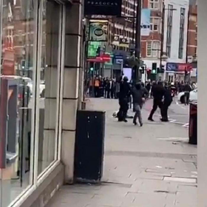 Atac terorist la Londra: Patru bărbați, luați pe sus când se pregăteau să dea lovitura