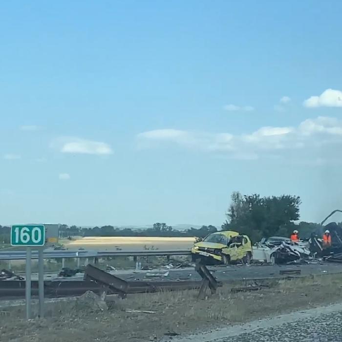 Bulgaria. Accident mortal pe autostradă. Un TIR a distrus mai multe mașini și a luat foc (VIDEO)
