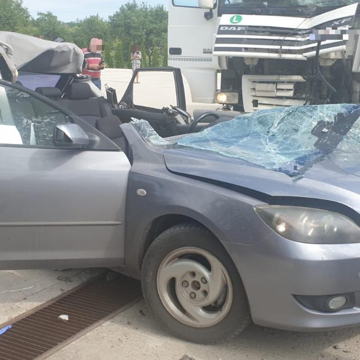 UPDATE: Român mort în accident, cu mașina parcată. Un copil de 2 ani era în autoturism (VIDEO)