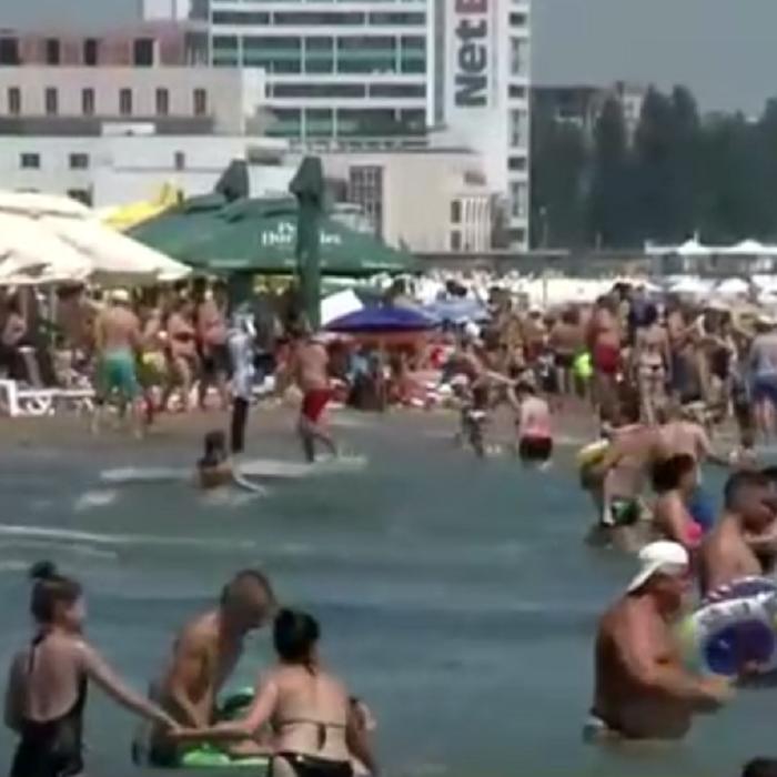 Vacanță fără reguli pe litoralul românesc: Şezlong lângă şezlong, cearşaf lângă cearşaf și distanţare zero