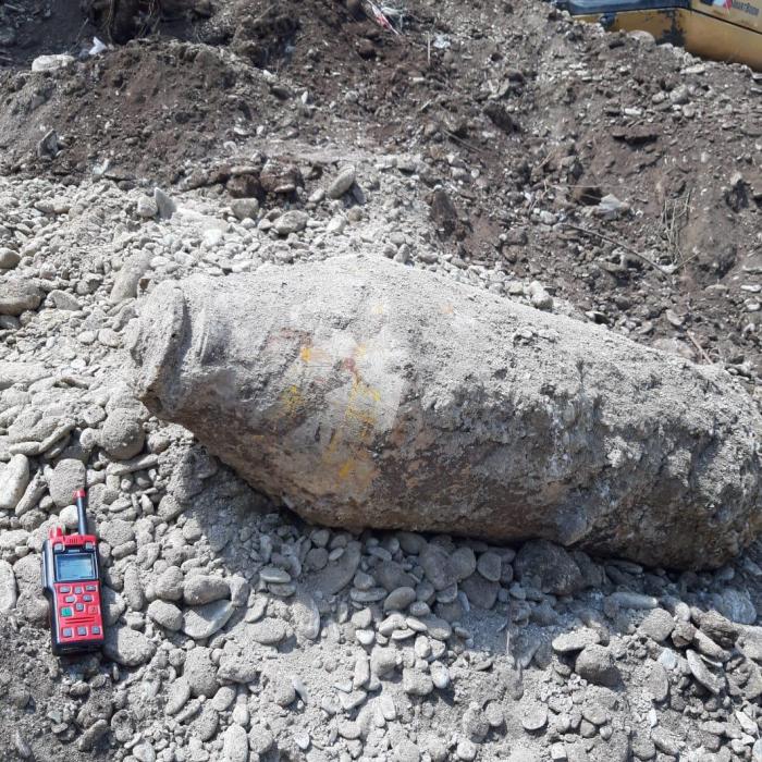 SUTE de oameni, evacuaţi din magazine şi împrejurimi, după ce o bombă  de 200 kilograme a fost găsită la Ploieşti