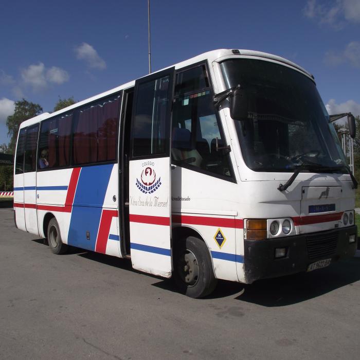 ZECI de pasageri dintr-un autobuz, luaţi ostatici de un bărbat. Ameninţă că are arme şi explozibil asupra sa