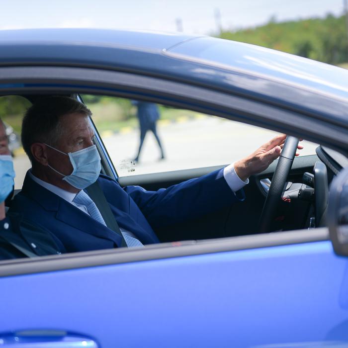 Preşedintele Klaus Iohannis a făcut un test-drive la fabrica Ford: "Mi-a plăcut"