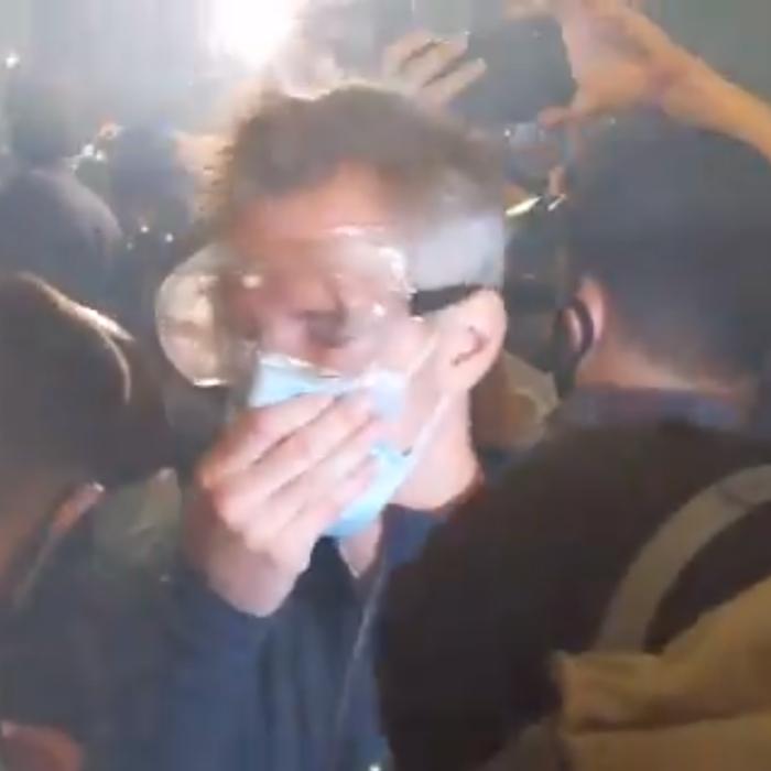 SUA. Proteste anti-rasism în Portland. Primarul oraşului, printre manifestanţii fugăriţi cu gaze lacrimogene de forţele de ordine - VIDEO