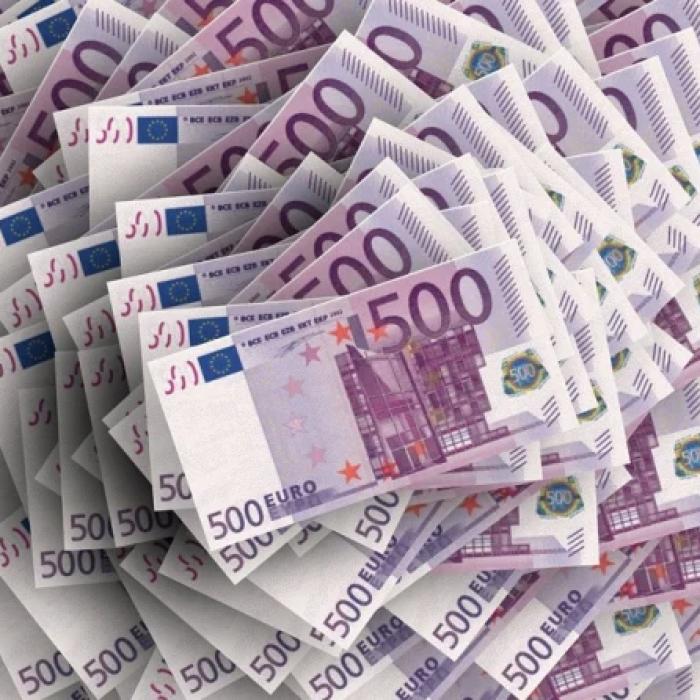 Răspunsul viral dat de un român, întrebat de ce vrea să retragă 85.000 de euro din bancă: „Voi călători unde prostituţia este legală”
