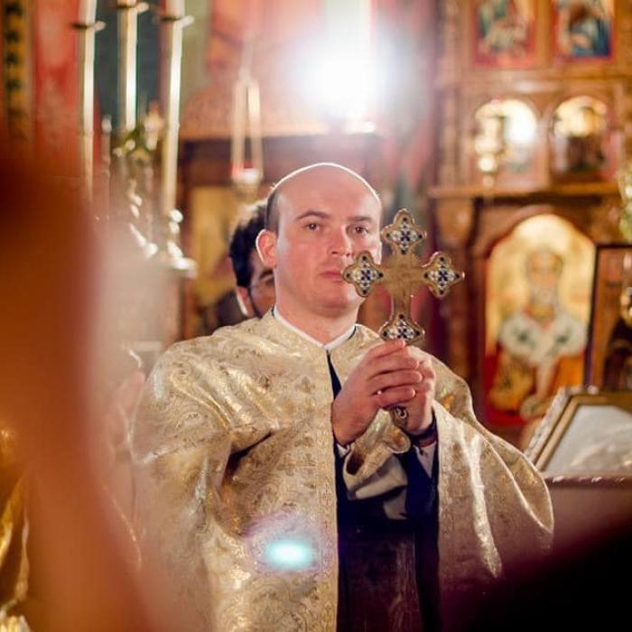 Preot român, profesor la facultatea de Teologie, are nevoie de OAMENI ca să trăiască: Și-a aflat salvarea în Germania, dar...costă!