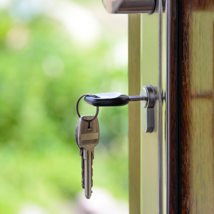 Probleme pentru românii care muncesc în afară, „pentru casă“: De ce nu puteți cumpăra cu euro un apartament în România