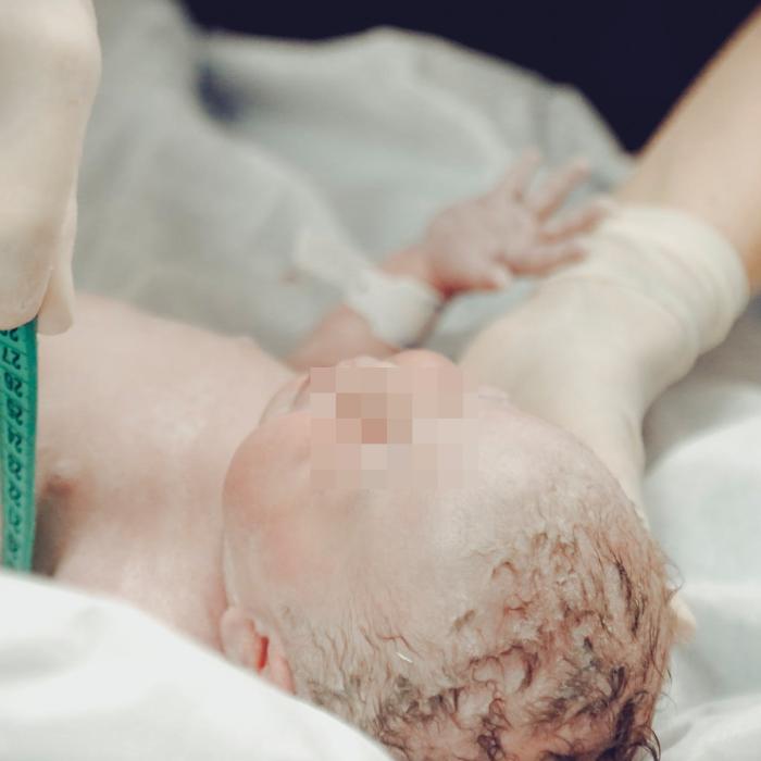 O româncă a născut într-o benzinărie, apoi și-a abandonat acolo bebelușul nou-născut și a plecat