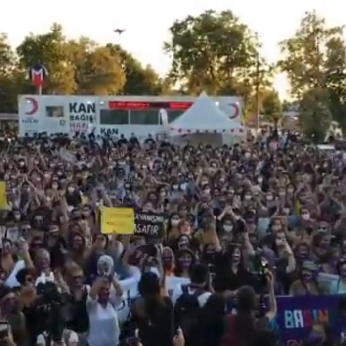PROTEST în Turcia. Mii de femei au ieşit în STRADĂ: "Femeile nu vor IERTA!"