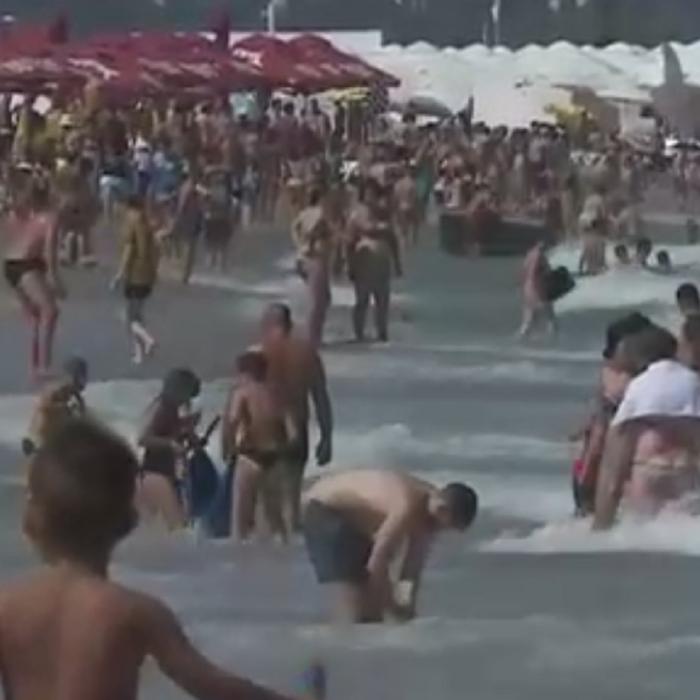 Nu s-a schimbat nimic pe litoral, unde este cel mai aglomerat weekend. Turist: „Cine e bolnav? Eu nu înțeleg”