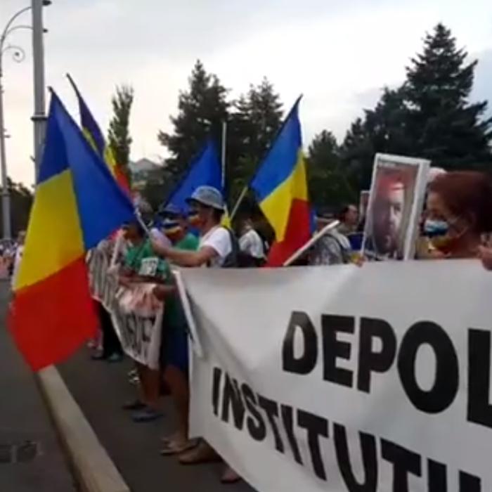 PROTESTE paralele în Piaţa Victoriei. Ce strigă cele două grupuri adunate în faţa Guvernului - VIDEO
